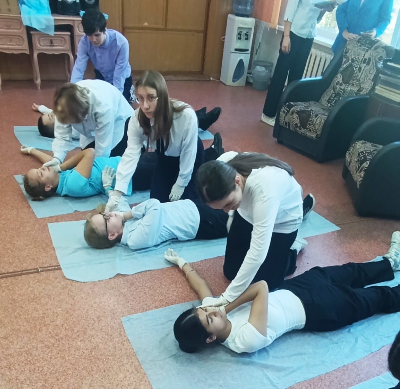 Специалисты Дальневосточного филиала ЦЭПП МЧС России проводят занятия по оказанию первой помощи в образовательных учреждениях Хабаровска