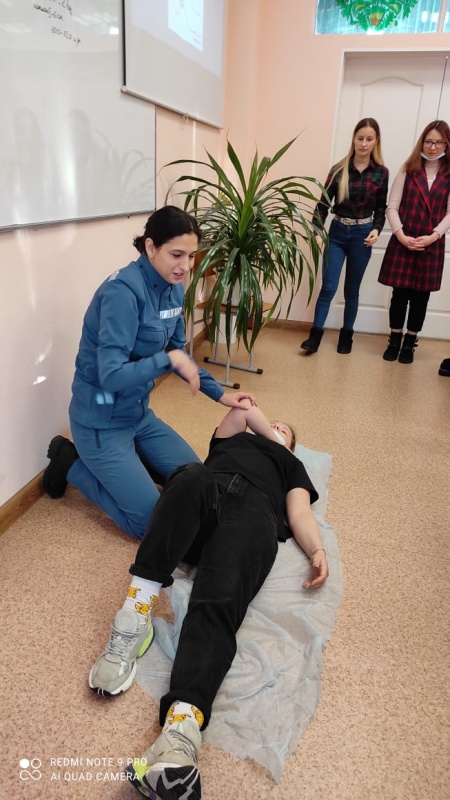 Специалисты Дальневосточного филиала ЦЭПП МЧС России проводят занятия по оказанию первой помощи в образовательных учреждениях Хабаровска