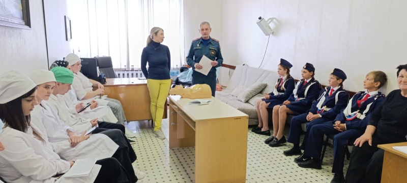 В Саратове школьники приняли участие в занятиях по вопросам безопасности, действиям при возникновении ЧС и оказанию первой помощи