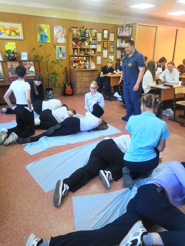 Специалисты Дальневосточного филиала ЦЭПП МЧС России проводят занятия по оказанию первой помощи в образовательных учреждениях Хабаровска