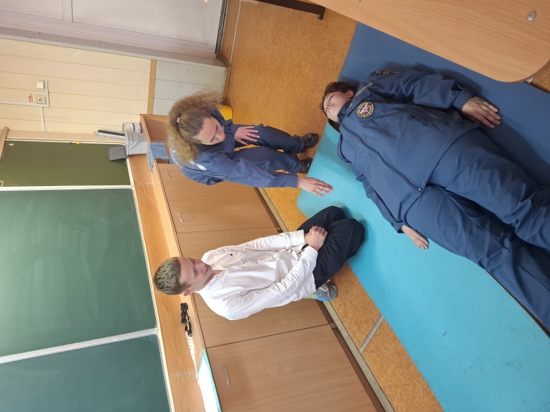 В Перми шестиклассники учились придавать пострадавшему устойчивое боковое положение