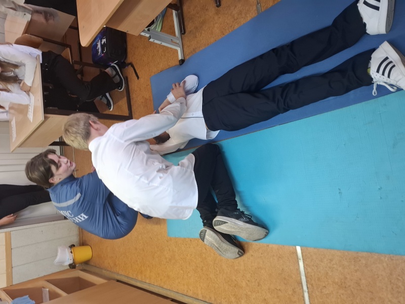 В Перми шестиклассники учились придавать пострадавшему устойчивое боковое положение