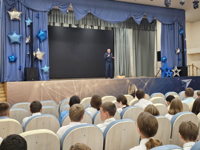 В Саратове специалисты МЧС России обучили подрастающее поколение навыкам, которые спасают жизни