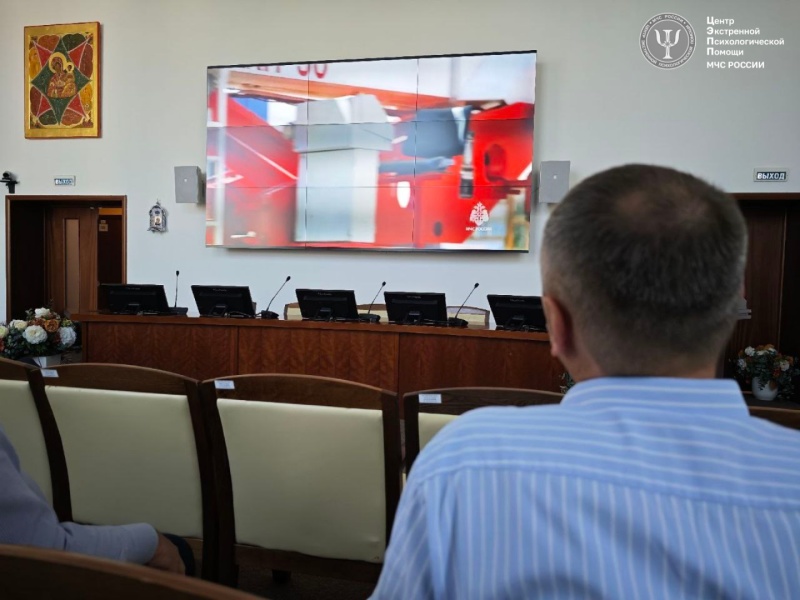 Сотрудники ЦЭПП МЧС России посмотрели учебный фильм по профилактике дорожно-транспортных происшествий с участием пожарных машин