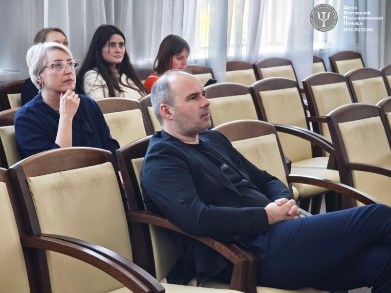 Сотрудники ЦЭПП МЧС России посмотрели учебный фильм по профилактике дорожно-транспортных происшествий с участием пожарных машин