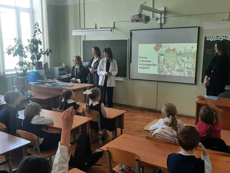 Психолог Северо-Западного филиала совместно с добровольцами провёл занятия для школьников