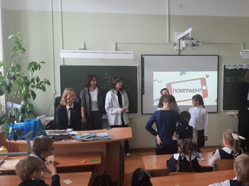 Психолог Северо-Западного филиала совместно с добровольцами провёл занятия для школьников