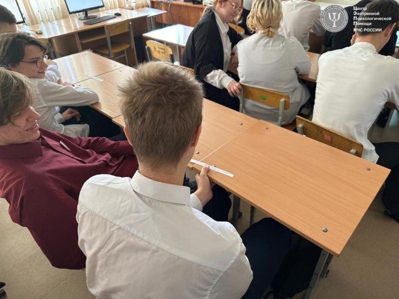 Психолог Северо-Западного филиала совместно с добровольцами провёл занятия для школьников.