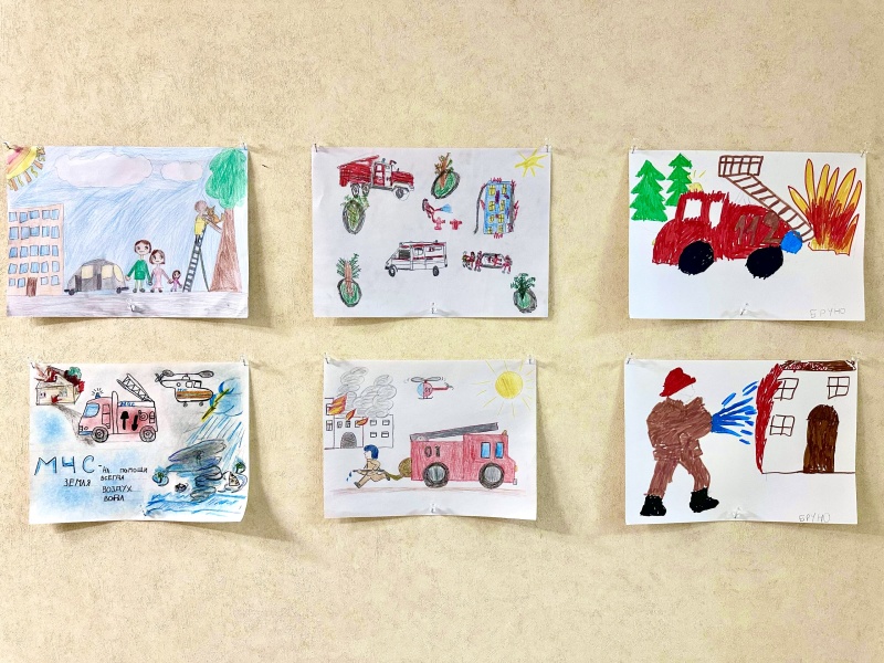 В Северо-Западном филиале ЦЭПП МЧС России организована тематическая выставка рисунков детей к 35-летию создания МЧС России