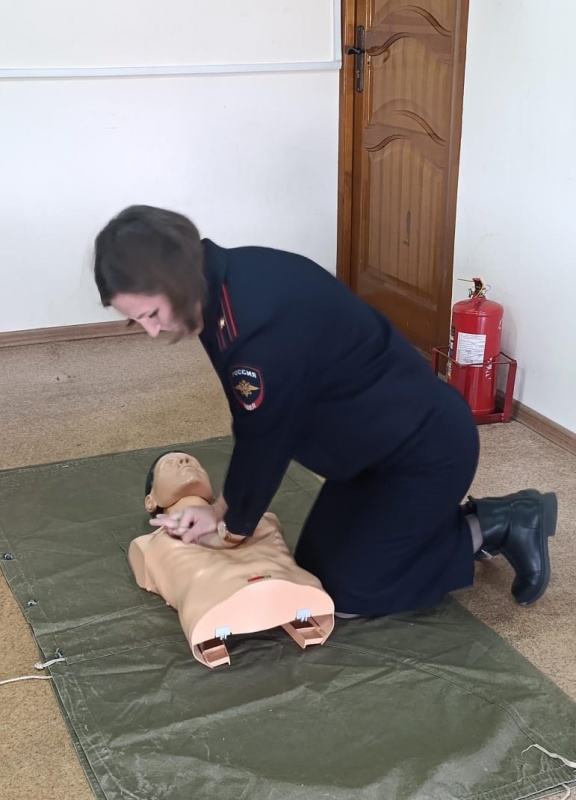 Дальневосточным психологом проведен мастер-класс по оказанию первой помощи в учреждении УМВД России по Хабаровскому краю