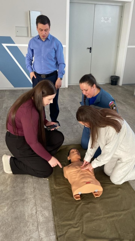 Специалист Дальневосточного филиала провёл занятия по первой помощи для школьников и студентов