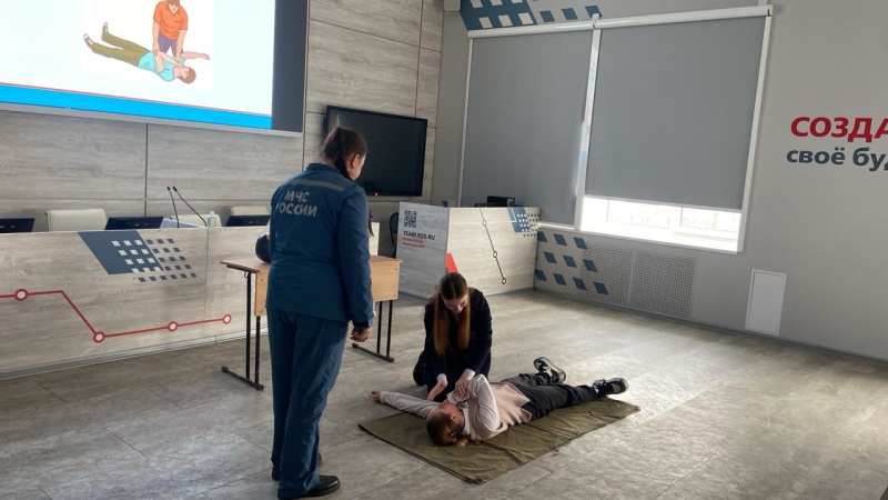 Специалист Дальневосточного филиала провёл занятия по первой помощи для школьников и студентов