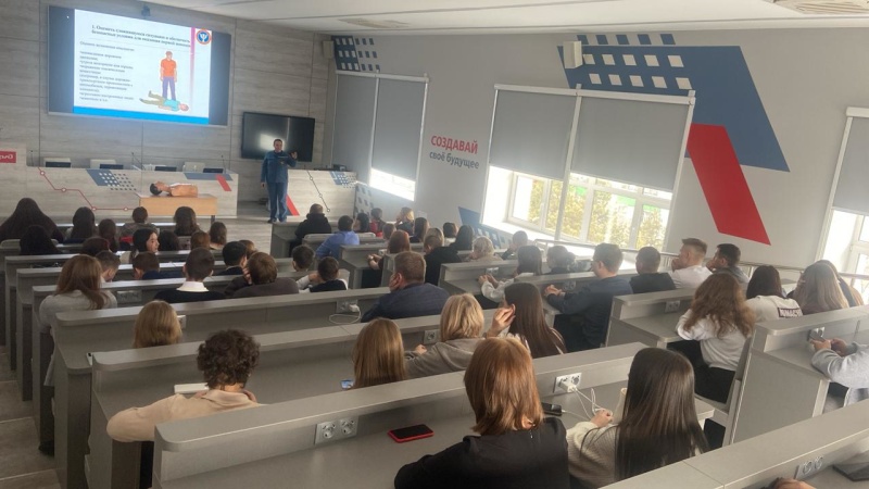 Специалист Дальневосточного филиала провёл занятия по первой помощи для школьников и студентов