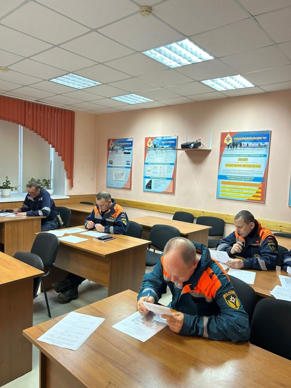 Психолог Сибирского филиала проводит занятия по психологической подготовке для спасателей Южно-Сибирского поисково-спасательного отряда  г. Абакан