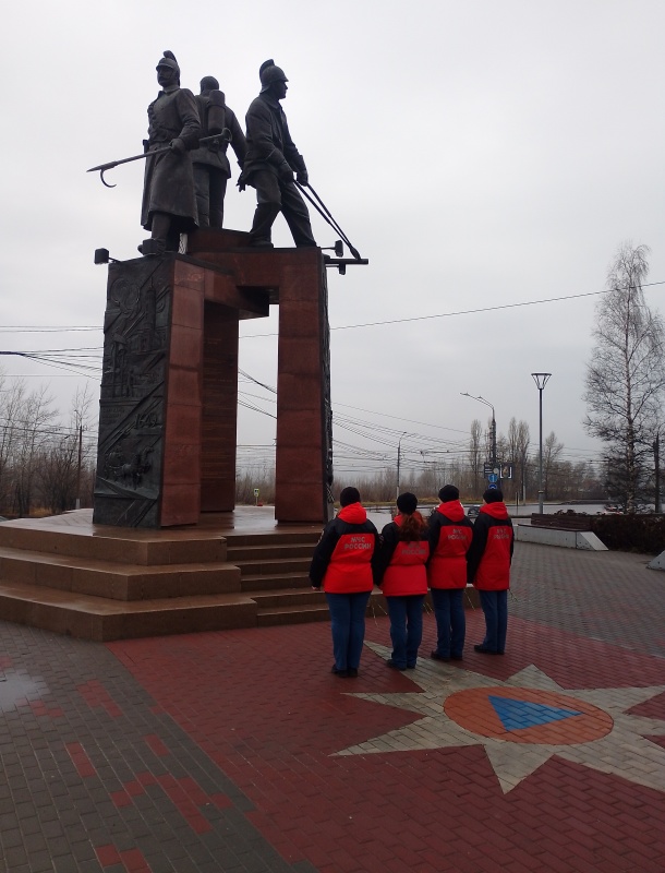 В Нижнем Новгороде психологи МЧС возложили цветы к монументу, посвященному героям службы