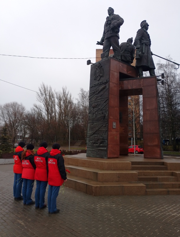 В Нижнем Новгороде психологи МЧС возложили цветы к монументу, посвященному героям службы