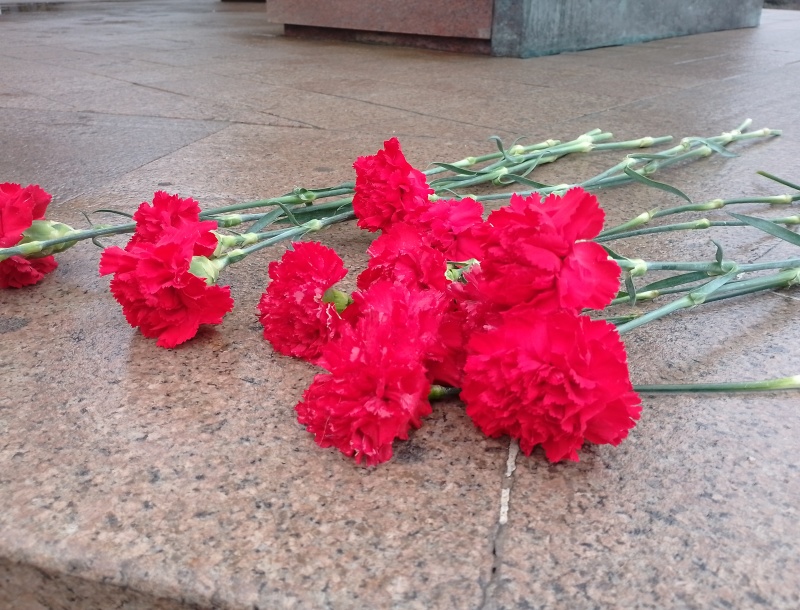 В Нижнем Новгороде психологи МЧС возложили цветы к монументу, посвященному героям службы