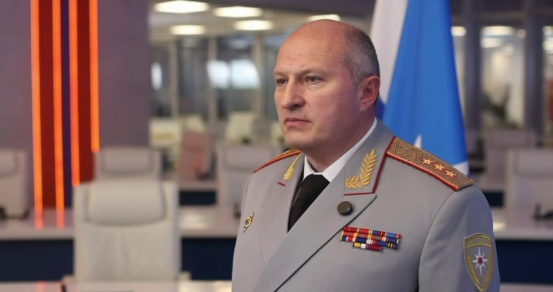 Глава МЧС России Александр Куренков поздравляет сотрудников и ветеранов ведомства с Днем спасателя и 35-летием со дня основания МЧС России