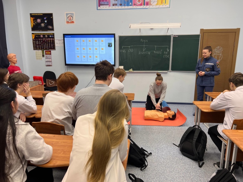 Психологи уральского филиала провели мастер- классы по первой помощи для школьников.