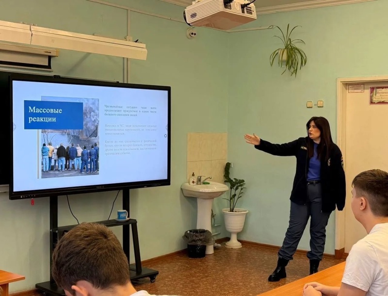 Старшеклассникам омской гимназии рассказали о правилах поведения в местах массового скопления людей и основах психологической поддержки в экстренных ситуациях