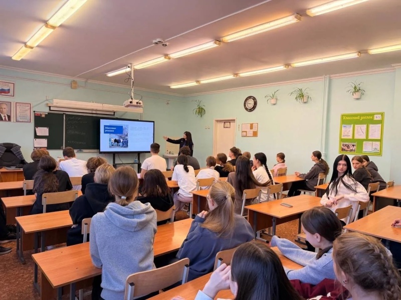 Старшеклассникам омской гимназии рассказали о правилах поведения в местах массового скопления людей и основах психологической поддержки в экстренных ситуациях
