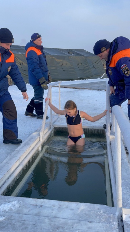 Психологи Дальневосточного филиала ЦЭПП МЧС России приняли участие в Крещенских купаниях на реке Уссури
