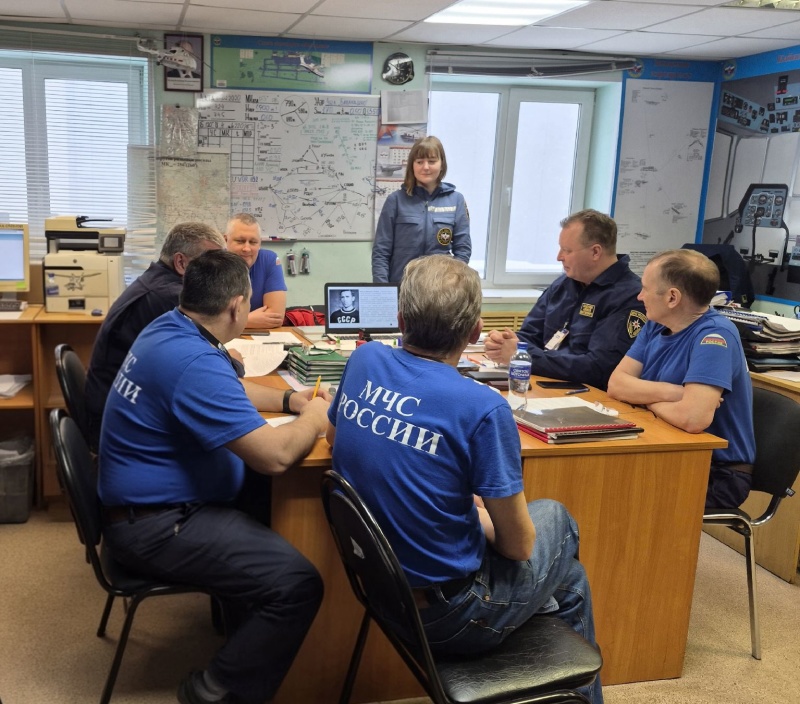 Психологи МЧС рассказали специалистам Красноярского комплексного авиационно-спасательного центра МЧС России о стрессе