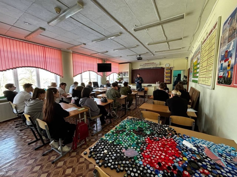 Психолог ГУ МЧС России по Саратовской области на семинаре педагогов не только поделился опытом, но и оказал первую помощь школьнице