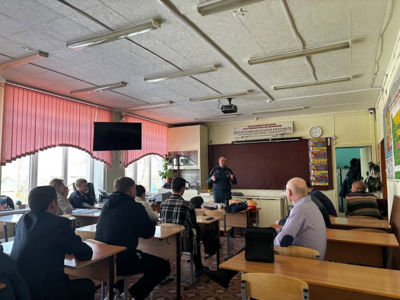 Психолог ГУ МЧС России по Саратовской области на семинаре педагогов не только поделился опытом, но и оказал первую помощь школьнице