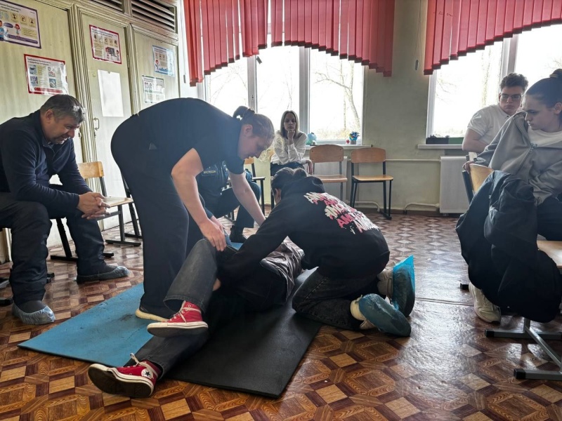 Психолог ГУ МЧС России по Саратовской области на семинаре педагогов не только поделился опытом, но и оказал первую помощь школьнице