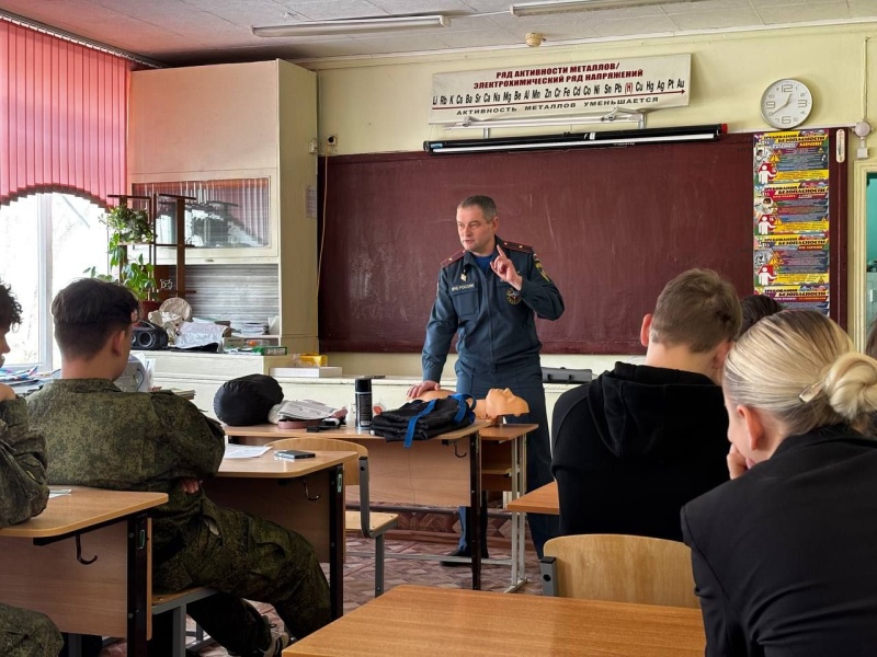 Психолог ГУ МЧС России по Саратовской области на семинаре педагогов не только поделился опытом, но и оказал первую помощь школьнице