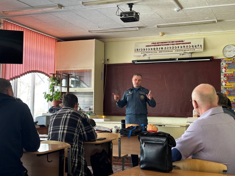 Психолог ГУ МЧС России по Саратовской области на семинаре педагогов не только поделился опытом, но и оказал первую помощь школьнице