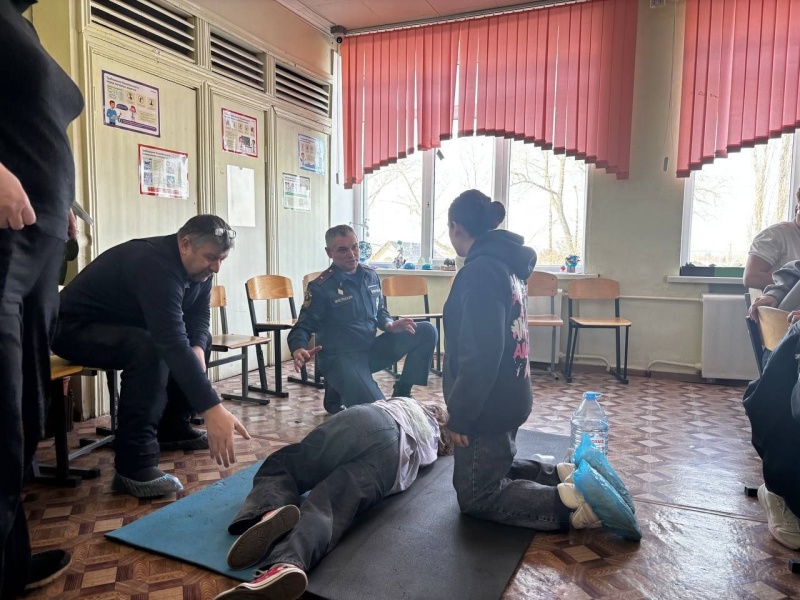Психолог ГУ МЧС России по Саратовской области на семинаре педагогов не только поделился опытом, но и оказал первую помощь школьнице