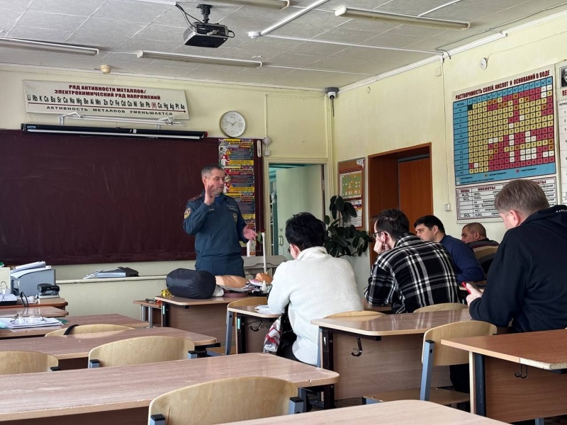 Психолог ГУ МЧС России по Саратовской области на семинаре педагогов не только поделился опытом, но и оказал первую помощь школьнице