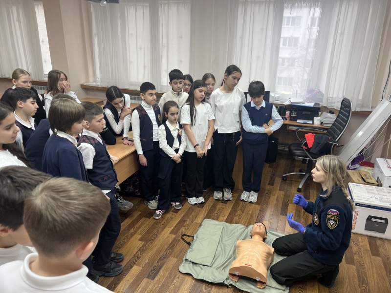«Это очень важно и ценно»: психологи МЧС России отработали с пятигорскими школьниками навыки сердечно-легочной реанимации