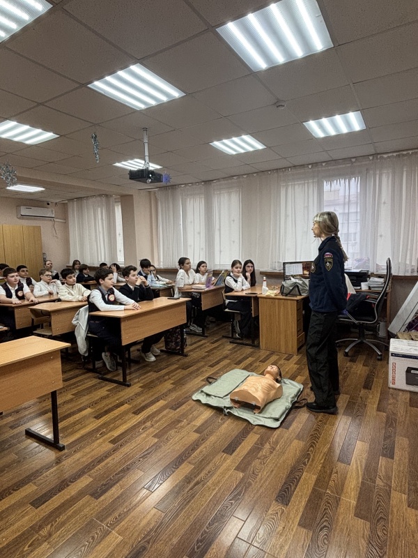 «Это очень важно и ценно»: психологи МЧС России отработали с пятигорскими школьниками навыки сердечно-легочной реанимации