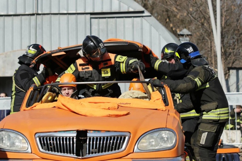 Психологи столичного главка МЧС России оценивали мастерство спасателей на зрелищных соревнованиях