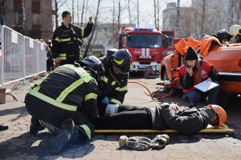 Психологи столичного главка МЧС России оценили мастерство спасателей на соревнованиях по проведению аварийно-спасательных работ при ДТП