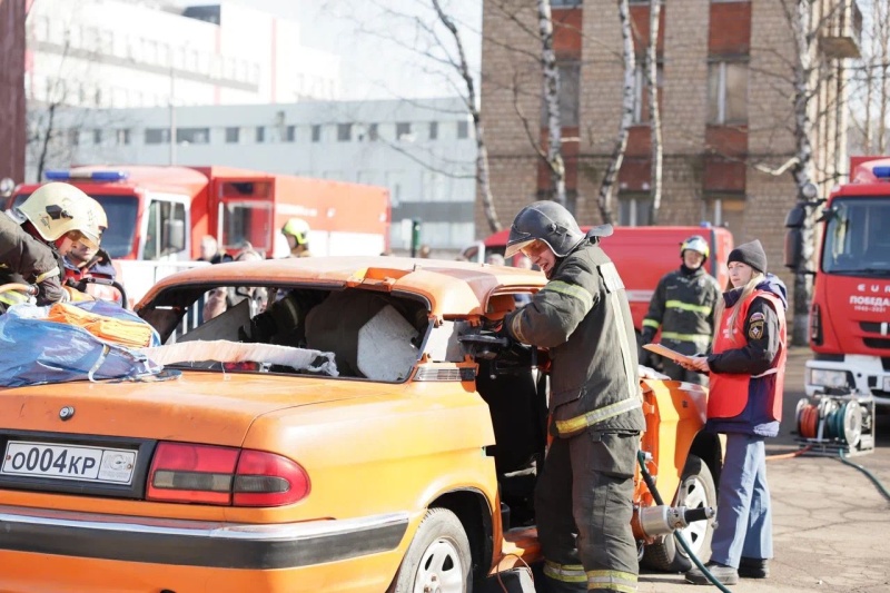 Психологи столичного главка МЧС России оценили мастерство спасателей на соревнованиях по проведению аварийно-спасательных работ при ДТП