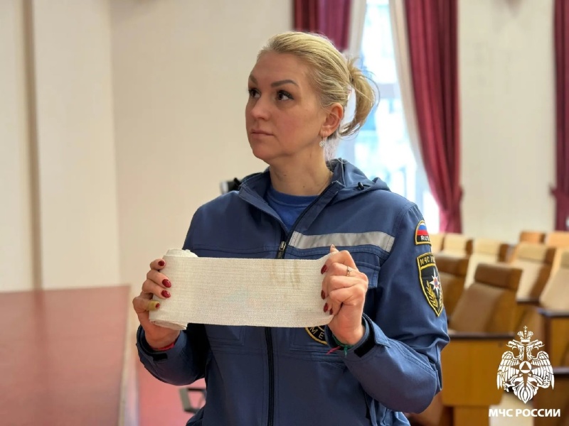 Психолог МЧС России провел для школьников занятия по обучению навыкам оказания первой помощи и психологической поддержки