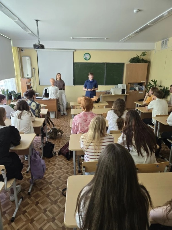 «Это не просто полезные знания, это возможность попробовать себя в роли очевидца, который может оказать помощь»: Уральские психологи провели мастер-класс по оказанию первой помощи для старшеклассников