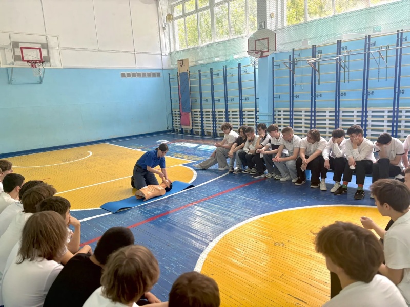 В Ростове-на-Дону специалисты МЧС провели занятие со старшеклассниками по навыкам оказания первой помощи на военных сборах