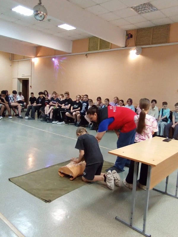 Специалист Дальневосточного филиала провёл занятия по первой помощи для школьников