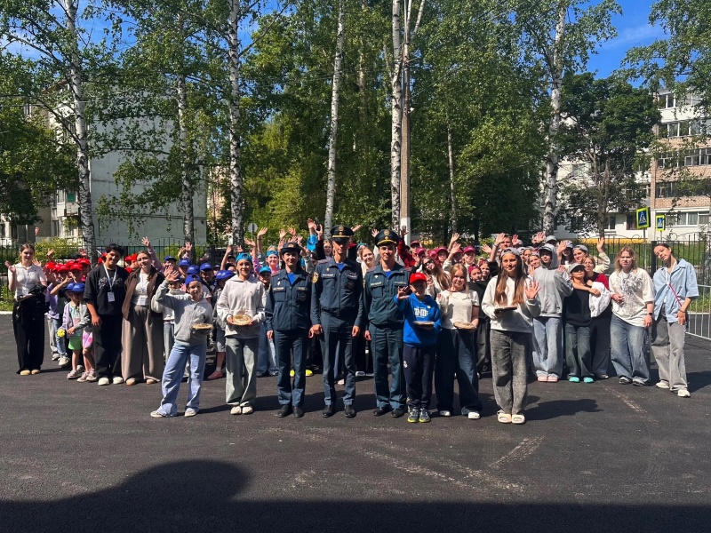 В Пермском крае специалисты МЧС России провели занятия по безопасному поведению для детей в летних лагерях