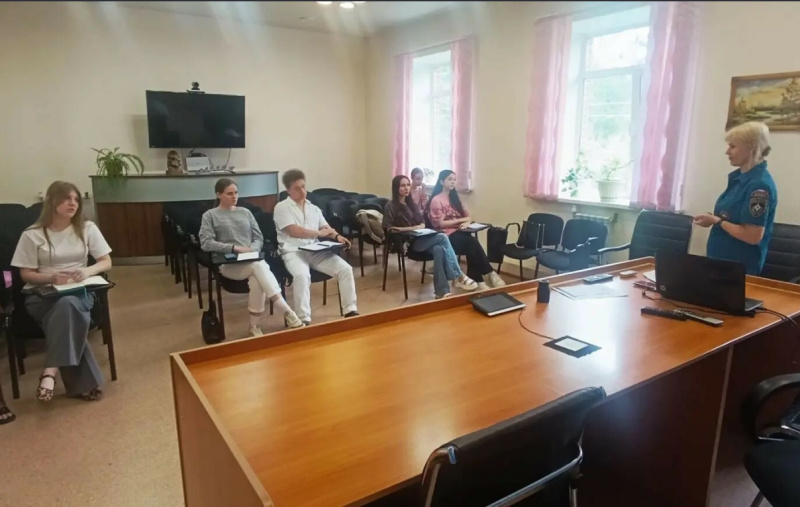 В Дальневосточном филиале Центра студентов-практикантов знакомят с работой психологической службы МЧС России