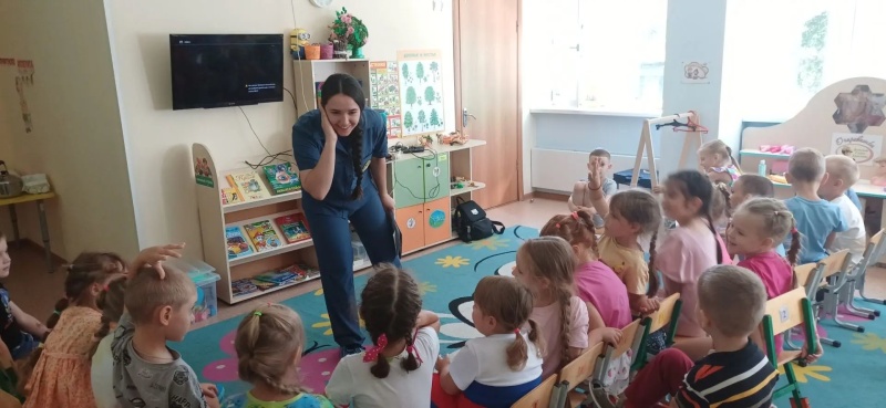 Психологи Уральского филиала Центра экстренной психологической помощи МЧС России провели для дошкольников летний курс пожарной безопасности.