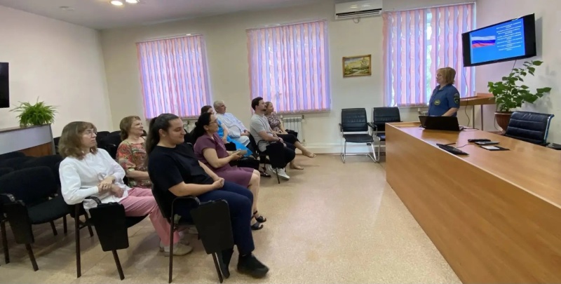 В Дальневосточном филиале ЦЭПП МЧС России прошло занятие ко Дню Государственного флага Российской Федерации