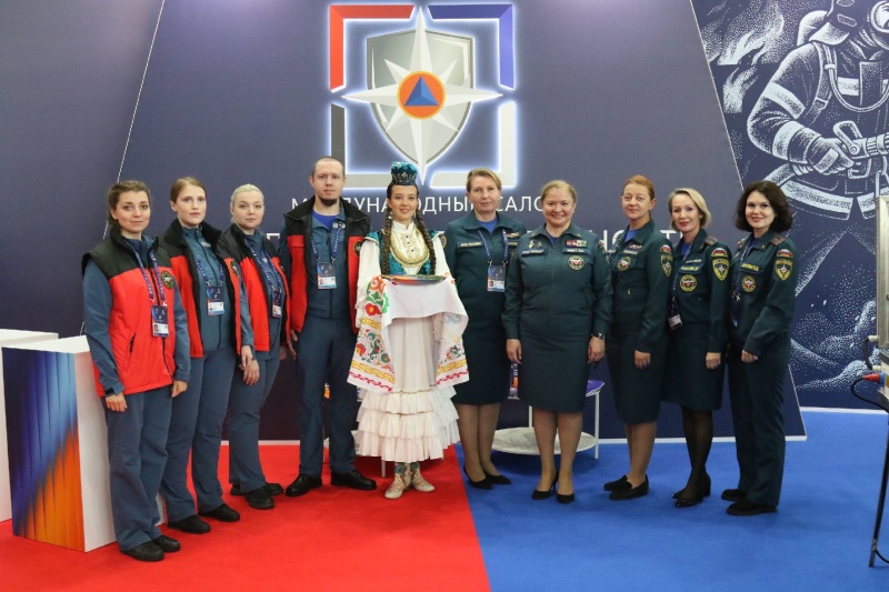 В рамках проекта «Научись спасать жизнь» Юлия Шойгу представила главе МЧС России Александру Куренкову и главе Республики Татарстан Рустаму Минниханову методические пособия по оказанию первой помощи