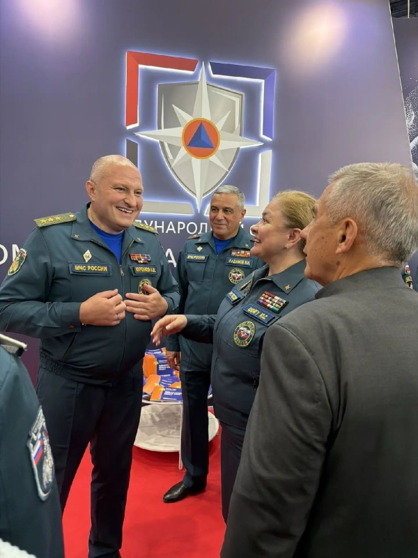 В рамках проекта «Научись спасать жизнь» Юлия Шойгу представила главе МЧС России Александру Куренкову и главе Республики Татарстан Рустаму Минниханову методические пособия по оказанию первой помощи