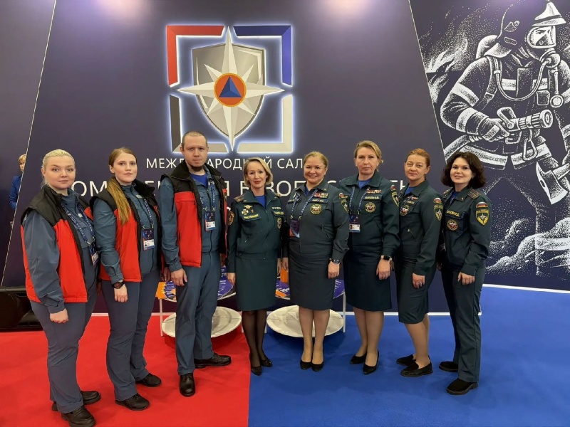 В рамках проекта «Научись спасать жизнь» Юлия Шойгу представила главе МЧС России Александру Куренкову и главе Республики Татарстан Рустаму Минниханову методические пособия по оказанию первой помощи